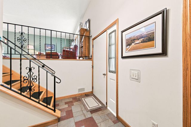8033 Dakota Lane, Chanhassen, MN 55317