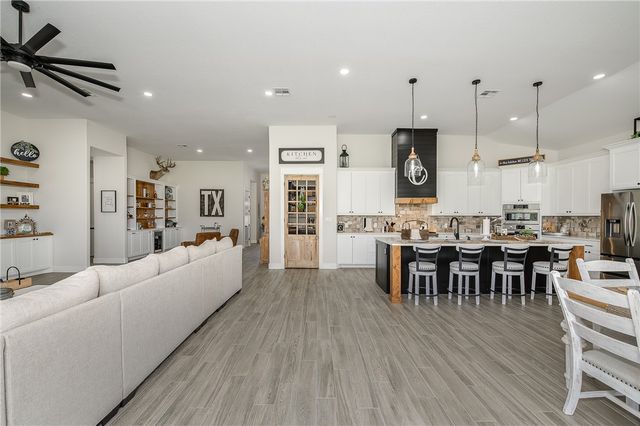 5401 Legend Oaks Court, College Station, TX 77845