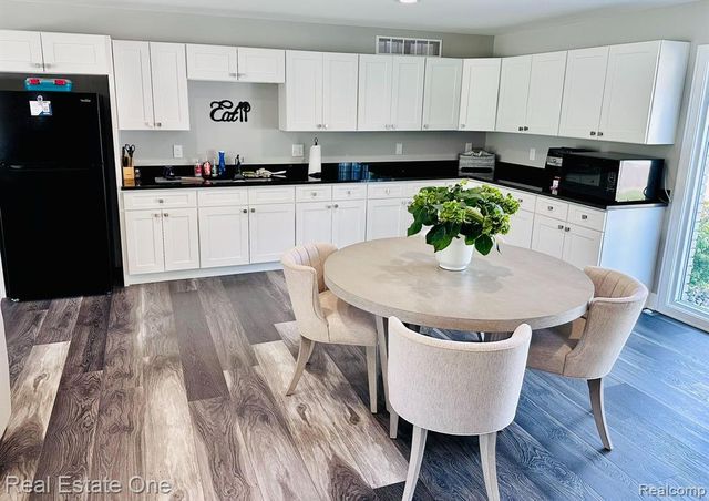 102 Sycamore, Highland, MI 48357