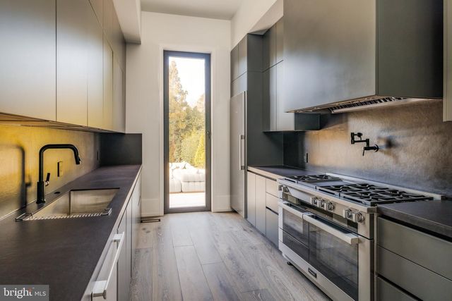 1102 CHAIN BRIDGE RD, Mclean, VA 22101