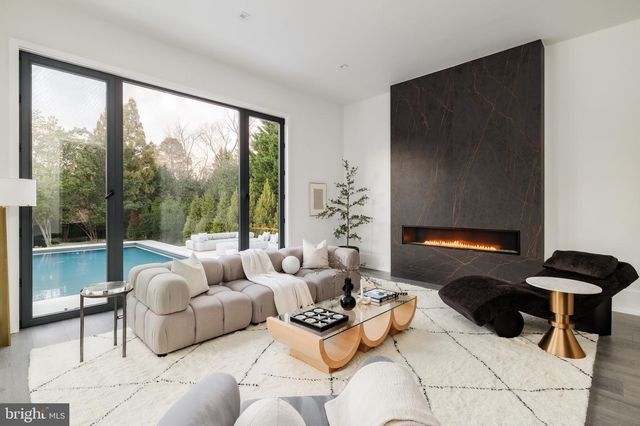 1102 CHAIN BRIDGE RD, Mclean, VA 22101