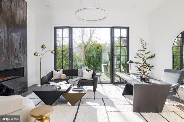 1102 CHAIN BRIDGE RD, Mclean, VA 22101