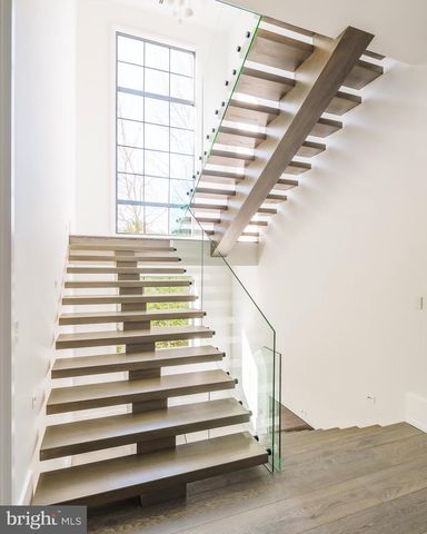 1102 CHAIN BRIDGE RD, Mclean, VA 22101