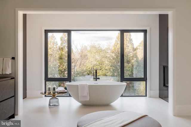 1102 CHAIN BRIDGE RD, Mclean, VA 22101