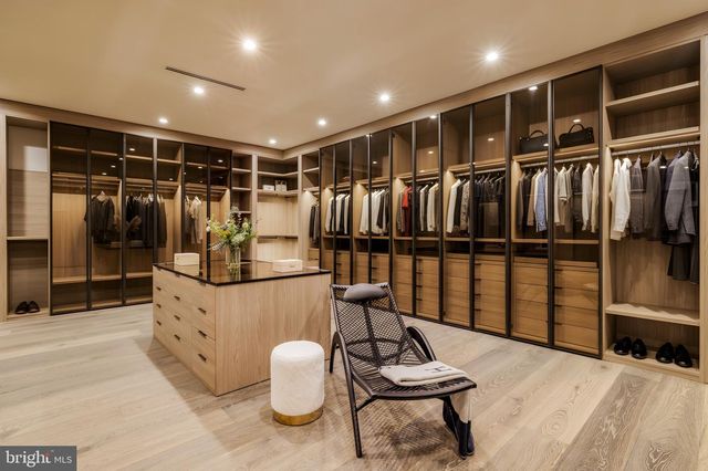 1102 CHAIN BRIDGE RD, Mclean, VA 22101