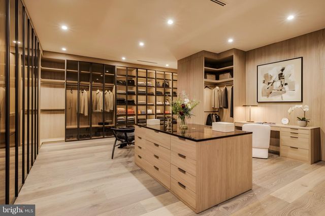 1102 CHAIN BRIDGE RD, Mclean, VA 22101