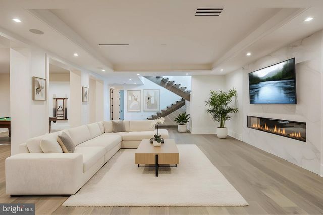 1102 CHAIN BRIDGE RD, Mclean, VA 22101