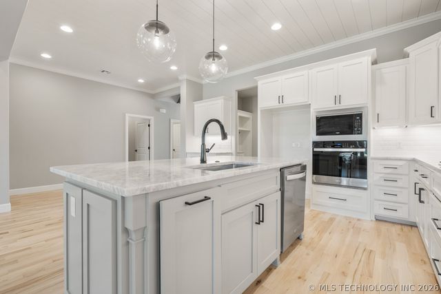 6705 S Fir Avenue, Broken Arrow, OK 74011