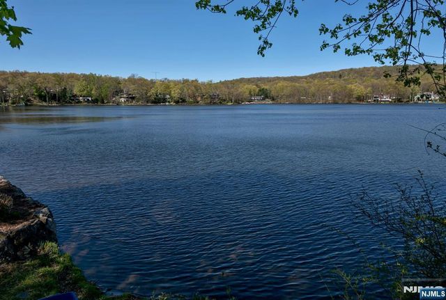 525 Pines Lake Drive, Wayne, NJ 07470