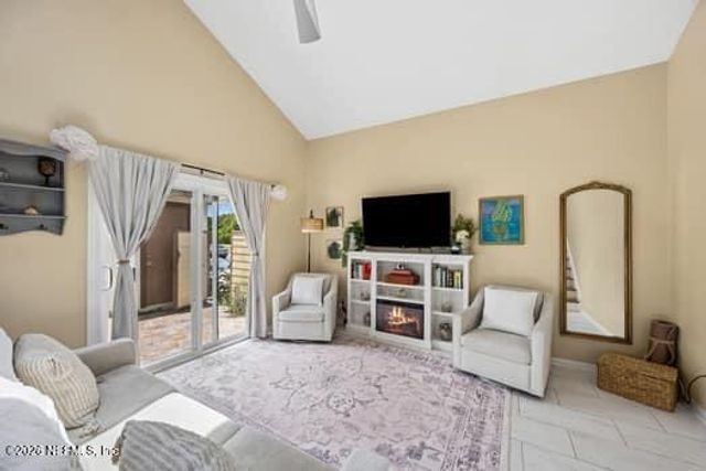 2201 E CHALLENGER Court E 2201, Jacksonville, FL 32233