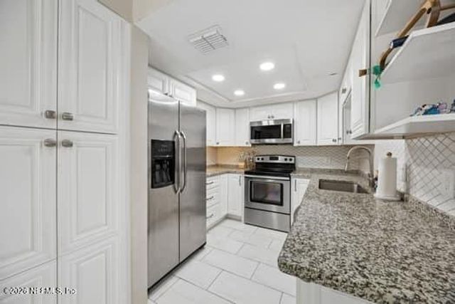 2201 E CHALLENGER Court E 2201, Jacksonville, FL 32233
