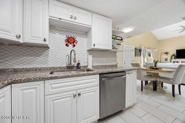 2201 E CHALLENGER Court E 2201, Jacksonville, FL 32233