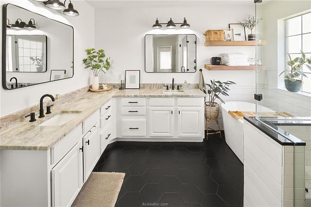 2524 Willow Bend Drive, Bryan, TX 77802