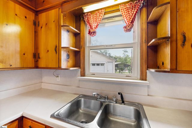 11 Picadilly Street, Taylors, SC 29687