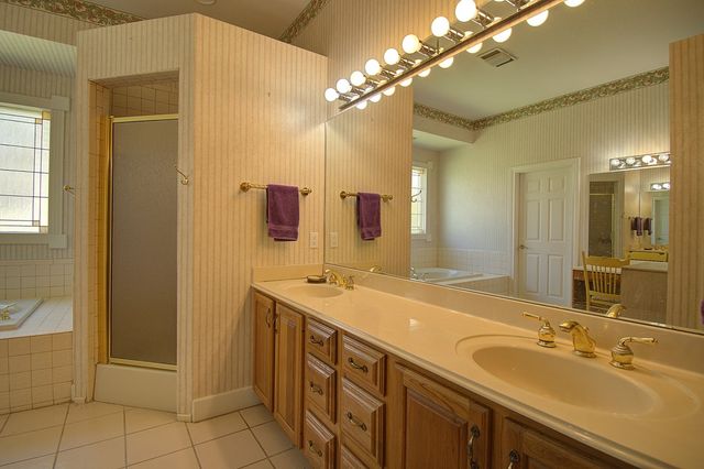 100 Westchester Circle, Kerrville, TX 78028