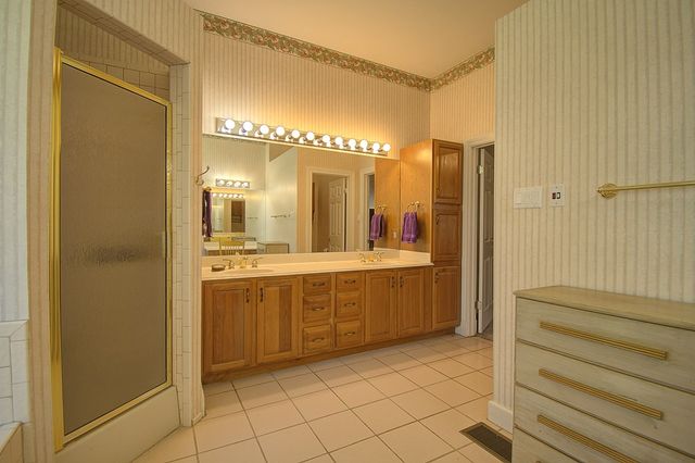 100 Westchester Circle, Kerrville, TX 78028