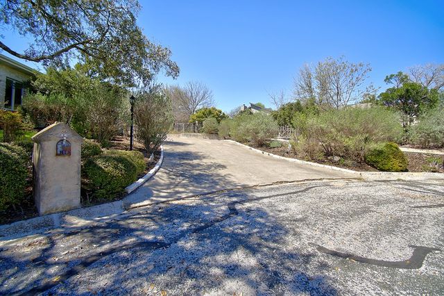 100 Westchester Circle, Kerrville, TX 78028