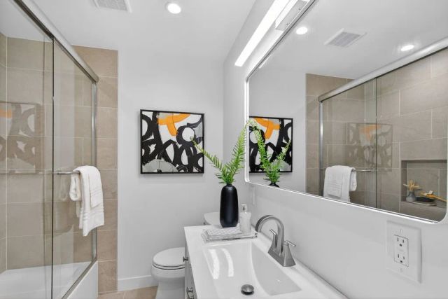 2610 N Deodar, Santa Ana, CA 92705