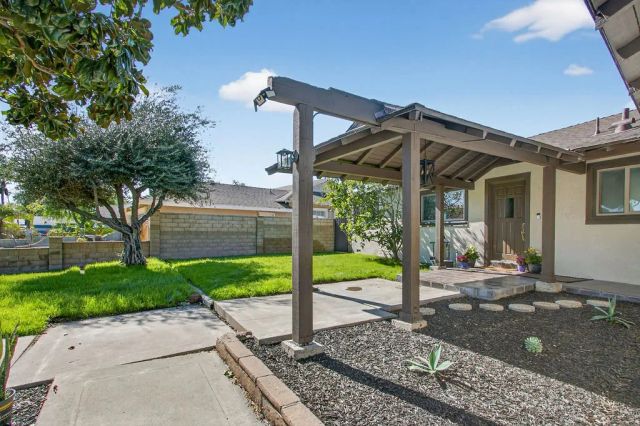 2610 N Deodar, Santa Ana, CA 92705