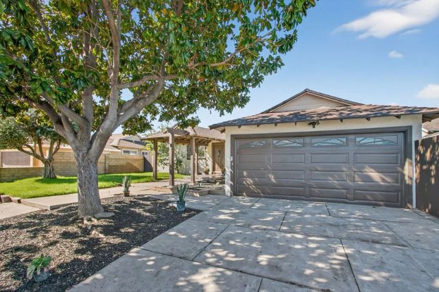 2610 N Deodar, Santa Ana, CA 92705