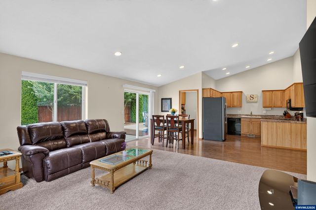 209 Pioneer Dr, Silverton, OR 97381