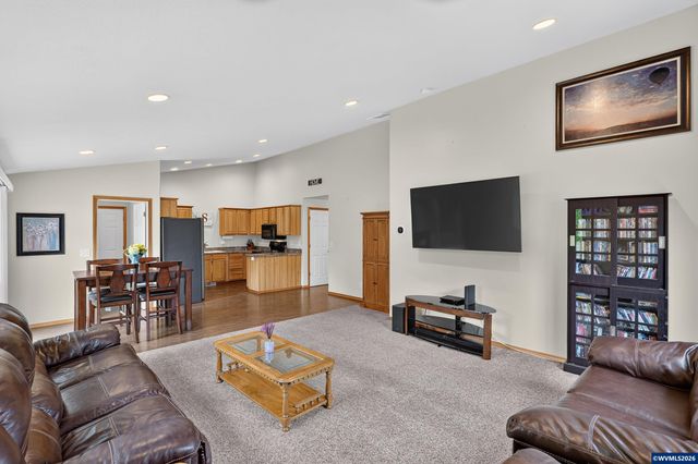 209 Pioneer Dr, Silverton, OR 97381