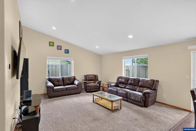 209 Pioneer Dr, Silverton, OR 97381