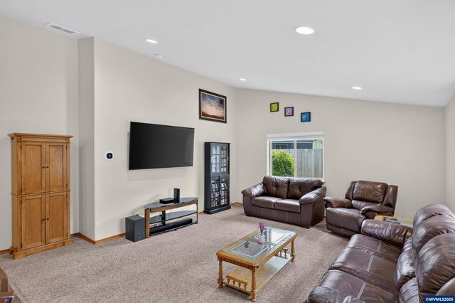 209 Pioneer Dr, Silverton, OR 97381
