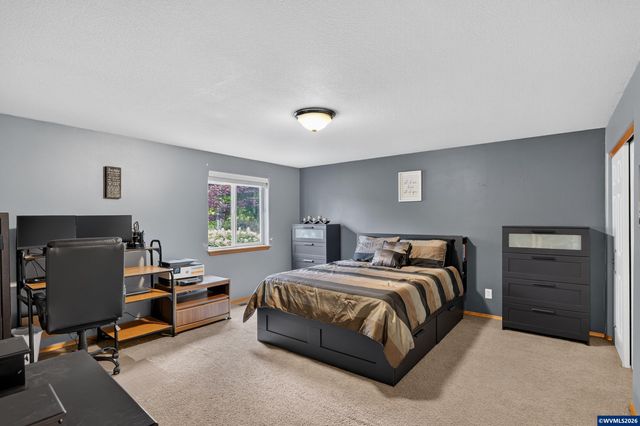 209 Pioneer Dr, Silverton, OR 97381