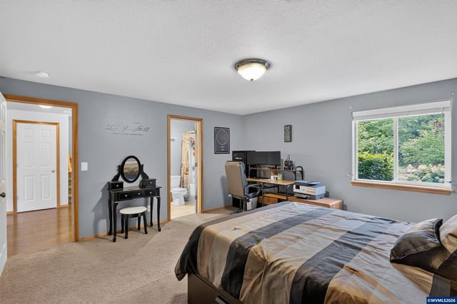 209 Pioneer Dr, Silverton, OR 97381