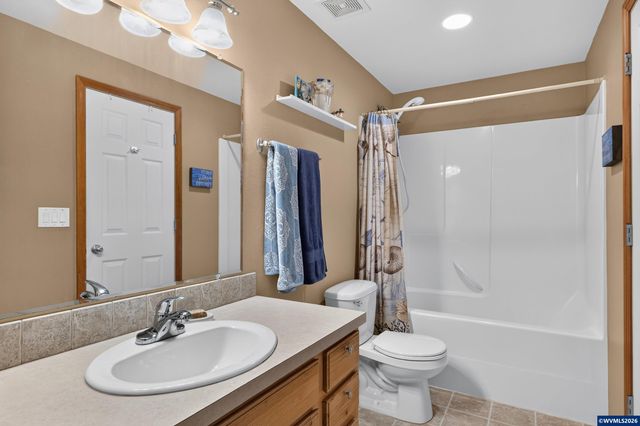 209 Pioneer Dr, Silverton, OR 97381