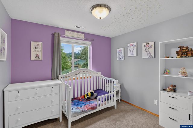 209 Pioneer Dr, Silverton, OR 97381