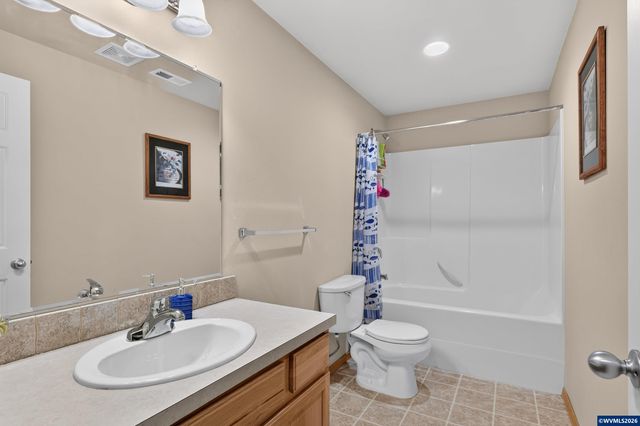 209 Pioneer Dr, Silverton, OR 97381