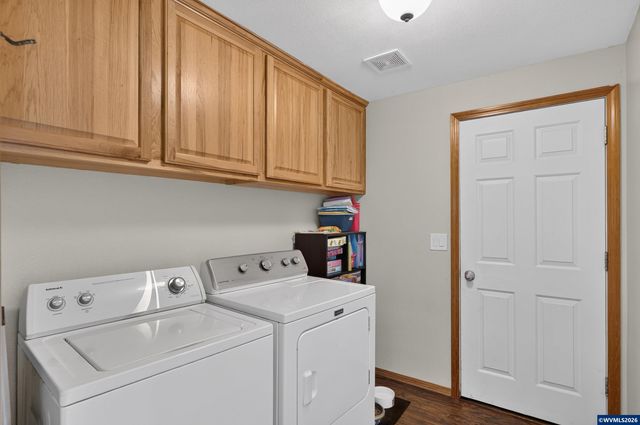 209 Pioneer Dr, Silverton, OR 97381