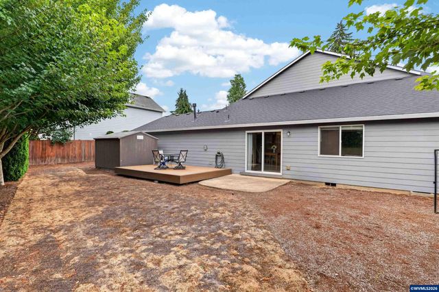 209 Pioneer Dr, Silverton, OR 97381