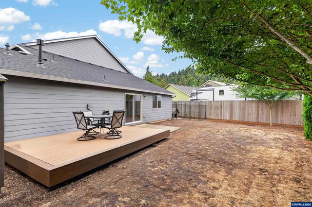 209 Pioneer Dr, Silverton, OR 97381