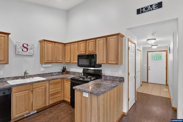 209 Pioneer Dr, Silverton, OR 97381