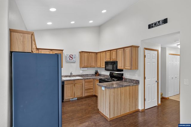 209 Pioneer Dr, Silverton, OR 97381