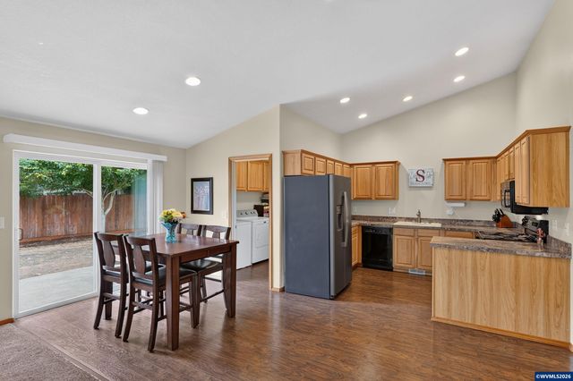209 Pioneer Dr, Silverton, OR 97381