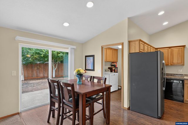 209 Pioneer Dr, Silverton, OR 97381