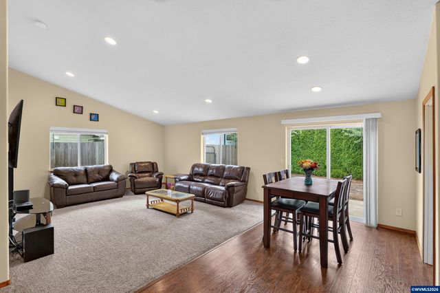 209 Pioneer Dr, Silverton, OR 97381