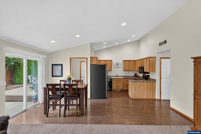 209 Pioneer Dr, Silverton, OR 97381