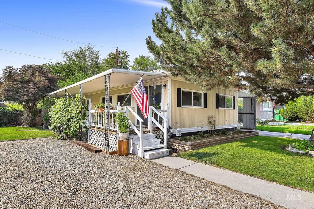 132 S Young Lane, Eagle, ID 83616