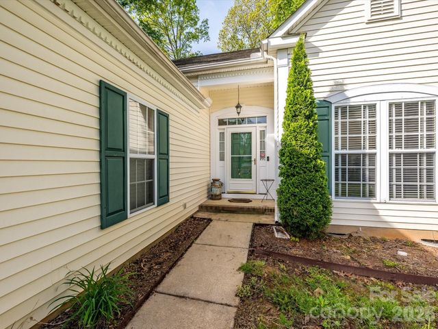 9005 Shenington Place, Charlotte, NC 28216