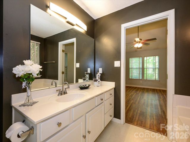 9005 Shenington Place, Charlotte, NC 28216