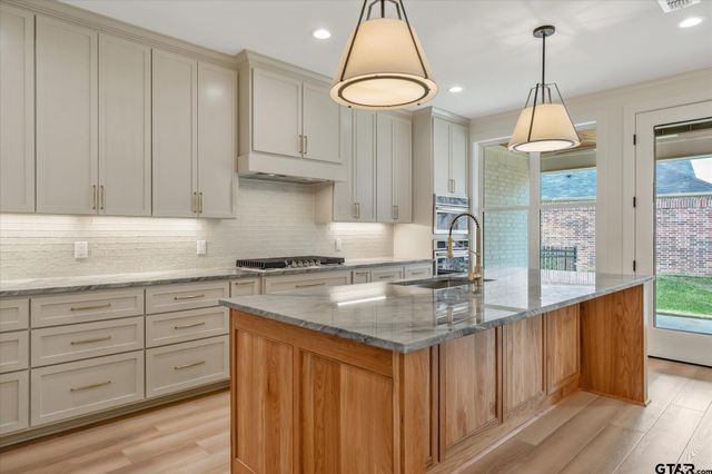 7146 HOLLY SQUARE CT., Tyler, TX 75703