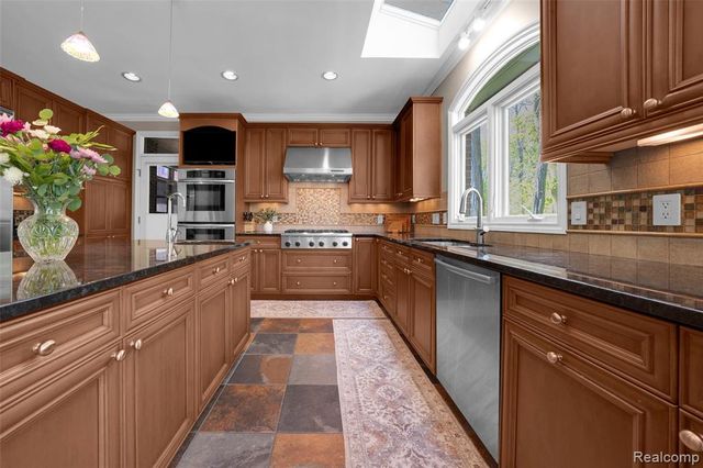 4502 Forest Edge Lane, West Bloomfield, MI 48323