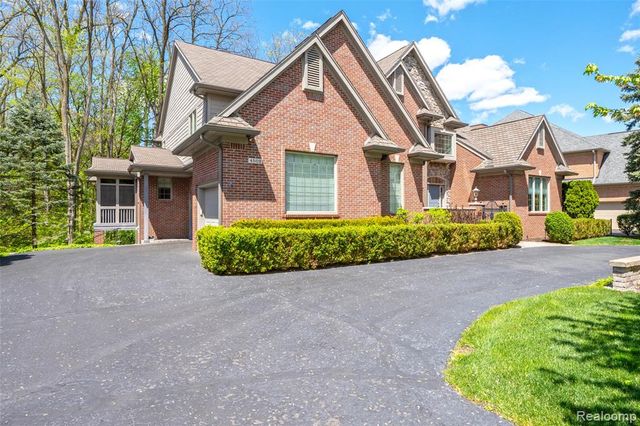 4502 Forest Edge Lane, West Bloomfield, MI 48323
