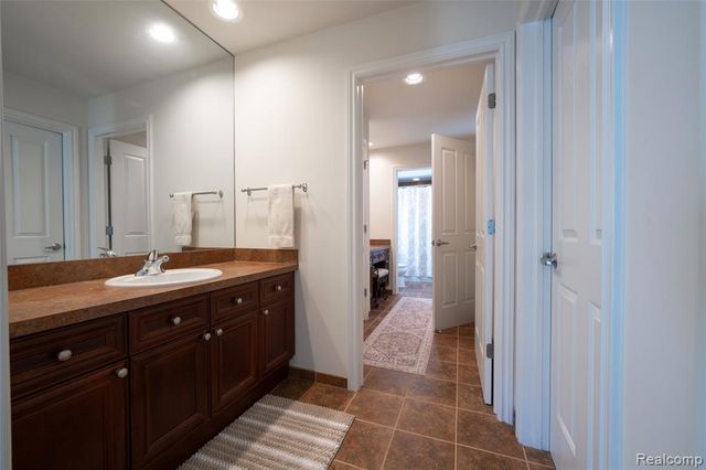 4502 Forest Edge Lane, West Bloomfield, MI 48323