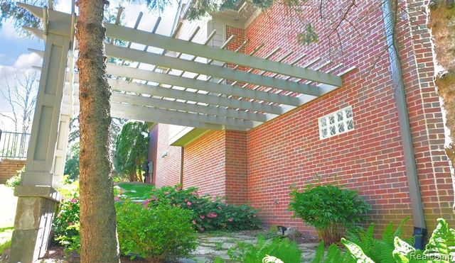 4502 Forest Edge Lane, West Bloomfield, MI 48323